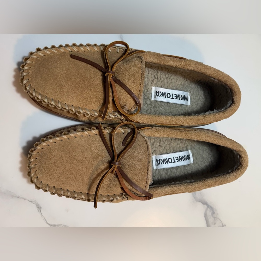 Minnetonka Men's size 8 Lined Hardsole Slipper/Moccasins Tan Brown Suede